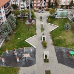 Drone ile bina çatısı kontrolü sırasında kırık kiremitlerin tespit edildiği Ankara drone çekimi görüntüsü.