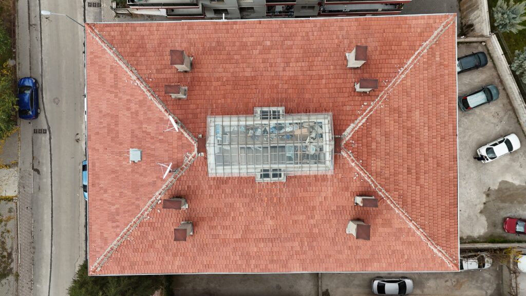 Drone ile çatı kontrolü sırasında kırık kiremit tespiti – Ankara drone çekimi havadan inceleme görüntüsü.