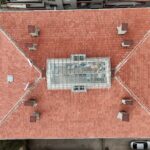 Drone ile çatı kontrolü sırasında kırık kiremit tespiti – Ankara drone çekimi havadan inceleme görüntüsü.