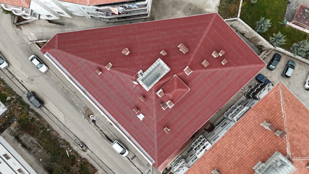 Drone ile çatı kontrolü sırasında kırık kiremitlerin net şekilde görüntülendiği Ankara hava çekimi.