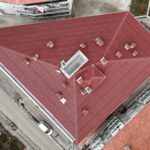 Drone ile çatı kontrolü sırasında kırık kiremitlerin net şekilde görüntülendiği Ankara hava çekimi.