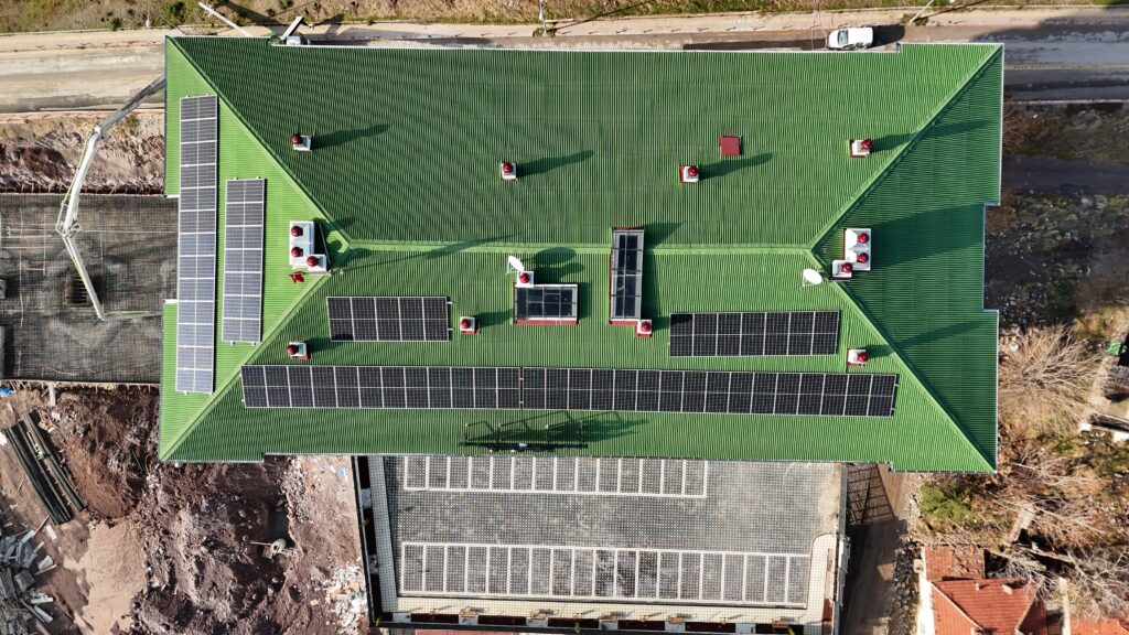 Drone ile çatı güneş paneli kiremit oluk kontrolü – Ankara profesyonel çatı denetimi.