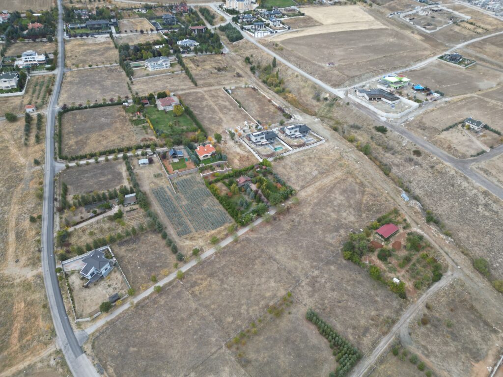 Tarla ve arazi sahipleri için Ankara tarım drone çekimi hizmeti. Geniş alanları net, güvenilir ve kaliteli hava çekimleriyle tanıtın.
